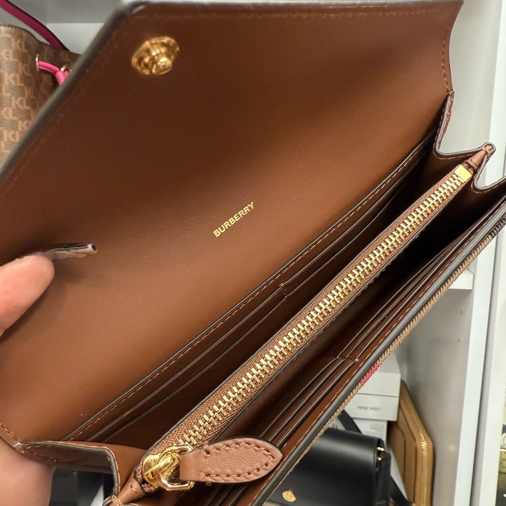 SOLD! Thanks ๐๐ป
๐๐ป๐๐ป๐๐ป๐๐ป
Burberry wallet ๐โค๏ธ Brand new Authentic ๐๐๐ - Picture 3 of 3